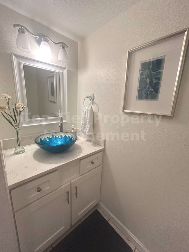 Building Photo - **Beautiful, Fully-Furnished 2 bed / 2.5 bath Townhome in Coastal Carlsbad - Available NOW**