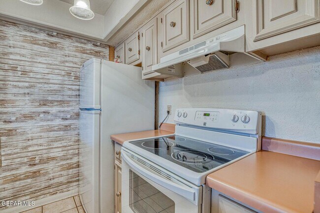 Building Photo - 6201 Escondido Dr