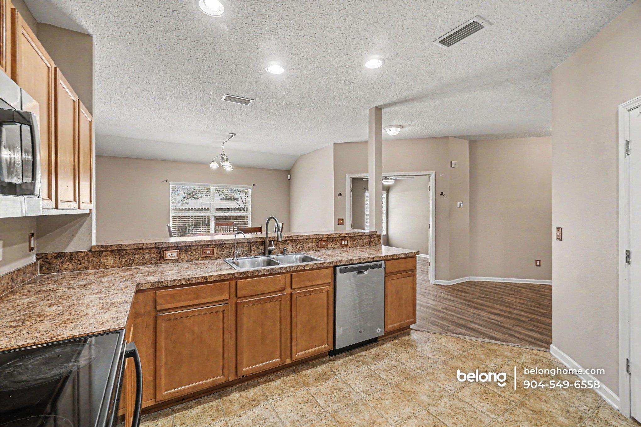 Building Photo - 15763 Twin Creek Dr
