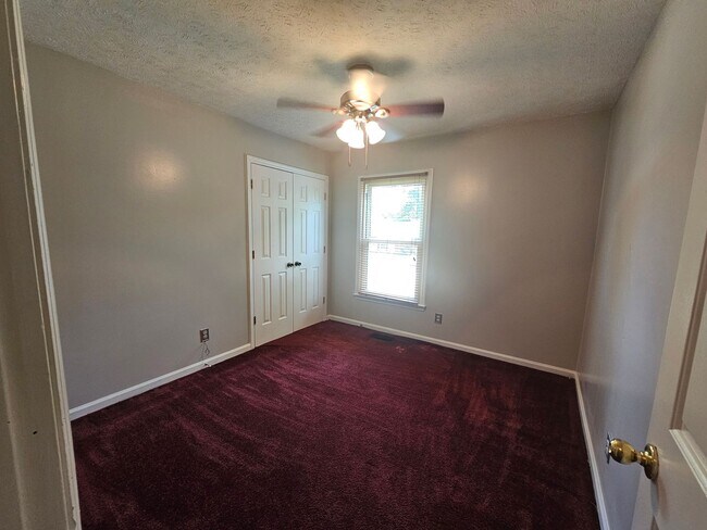 Building Photo - 3 Bed, 2 Bath with Screened in Porch