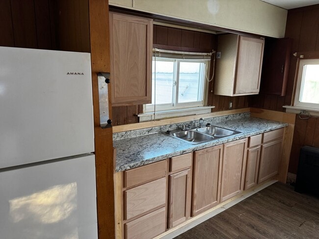 Building Photo - Quite house in quiet neighborhood. Corner Lot. Heat included.