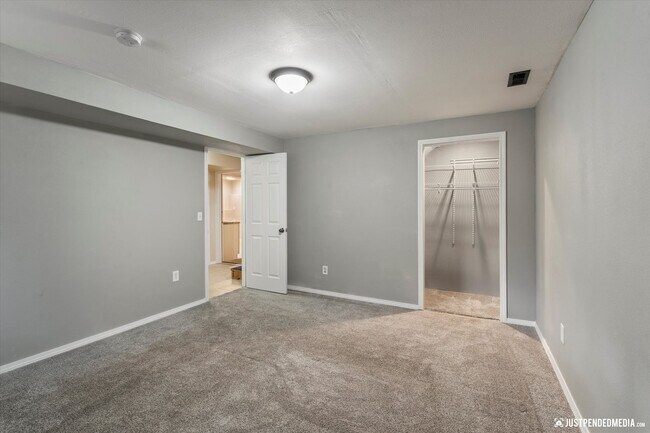 Building Photo - 3 Bedroom W/ Mother in Law Suite | 2 Bathr...