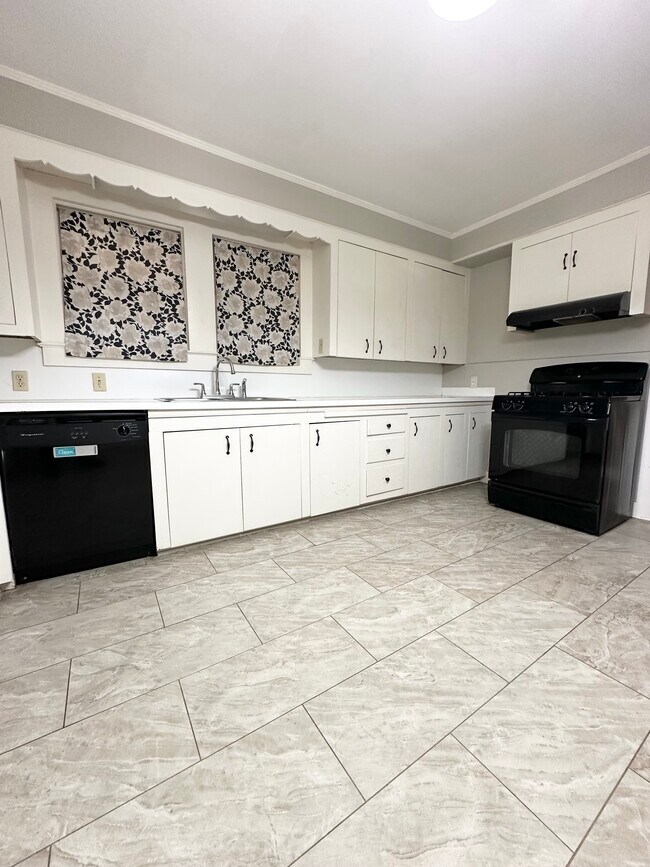 Building Photo - 1312 W University Ave