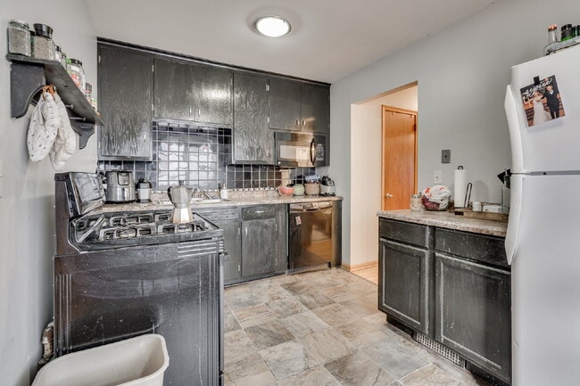 Building Photo - HUGE home with unique layout near U of MN - 5 bed 2 bath