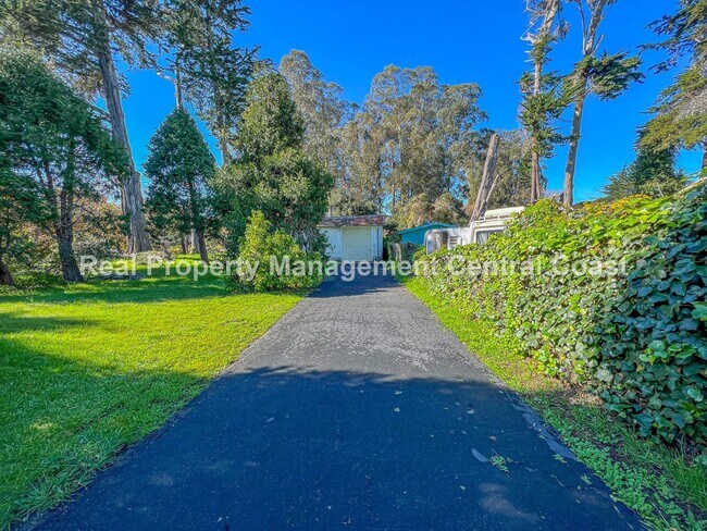 Building Photo - AVAILABLE OCTOBER - Large 4 Bedroom / 3 Ba...