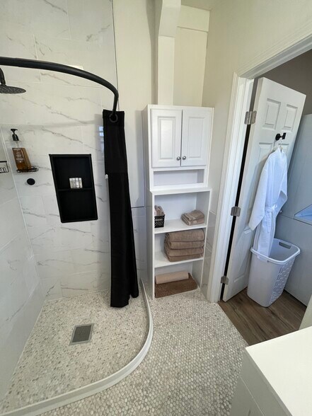 Building Photo - 230 W Myrtle St