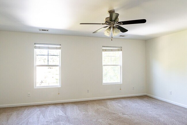 Building Photo - Four Bedroom in Shadow Moss