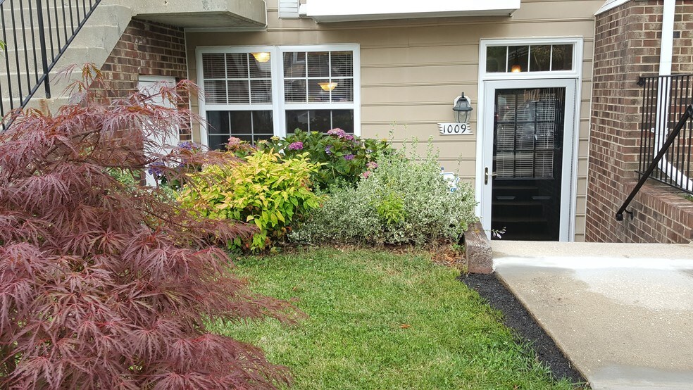 front - 1009 Simsbury Ct