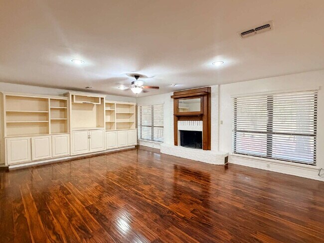 Building Photo - Beautiful 6 bed, 2 bath home in Burleson!
