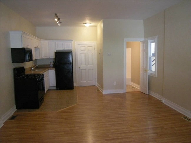 Building Photo - 121 Stratford Ave