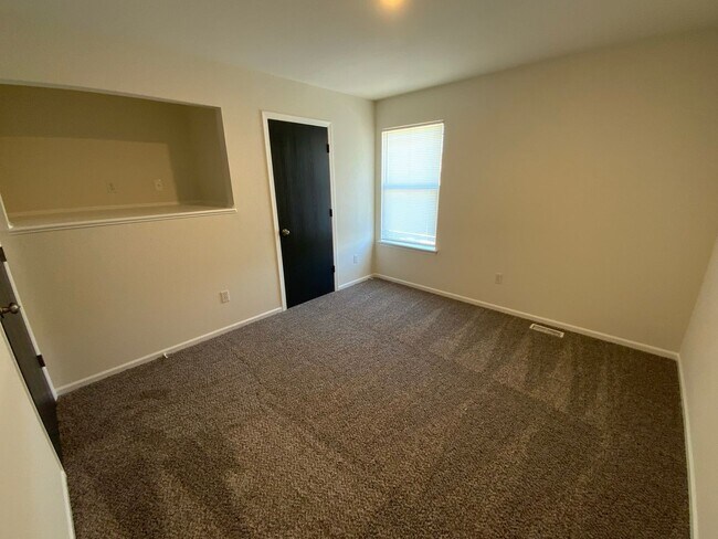 Building Photo - 4 Bedroom newly remodeled Duplex