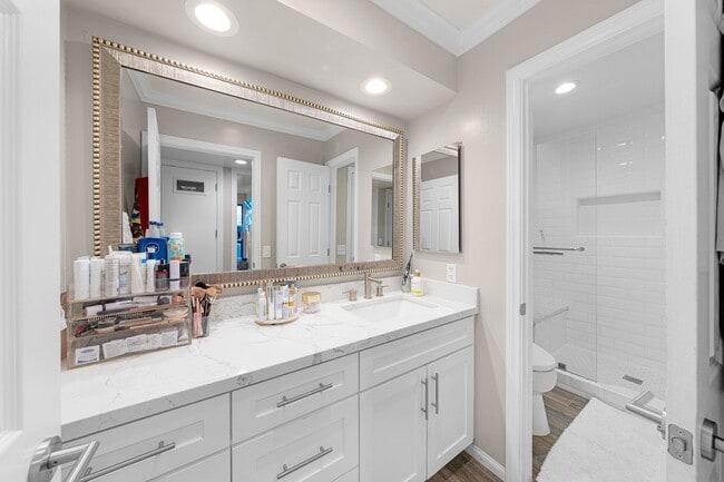 Building Photo - 9189 Village Glen Dr