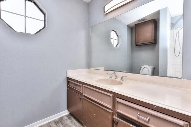 Building Photo - 1202 Southwalk St