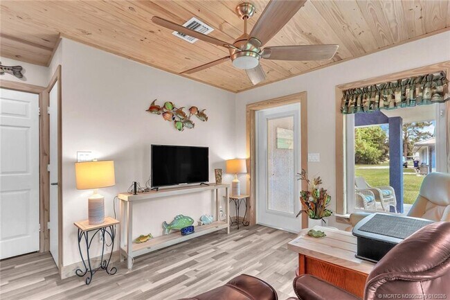 Building Photo - 64 NE Acacia Trail