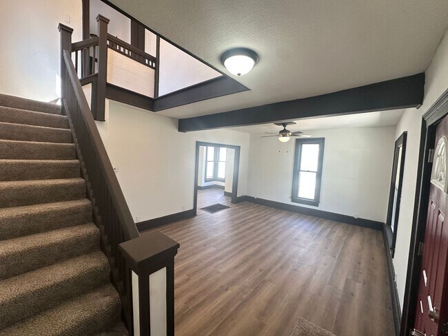 Building Photo - Completely Renovated 3 bed/2 bath