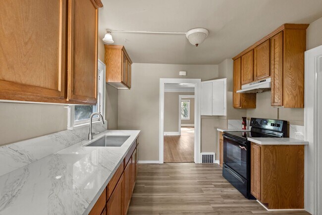 Building Photo - Private Room in Spacious 7-Bedroom, 3-Bath...
