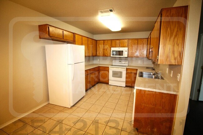 Building Photo - 2701 Alma Dr