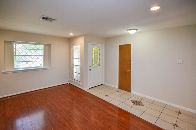 Building Photo - 8407 Edgemoor Dr