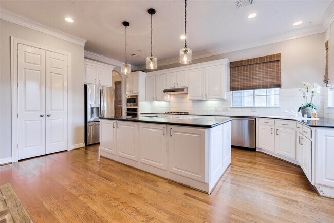 Building Photo - 1504 W 23rd St