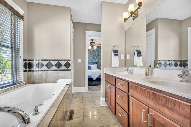 Building Photo - 1501 E 105th St