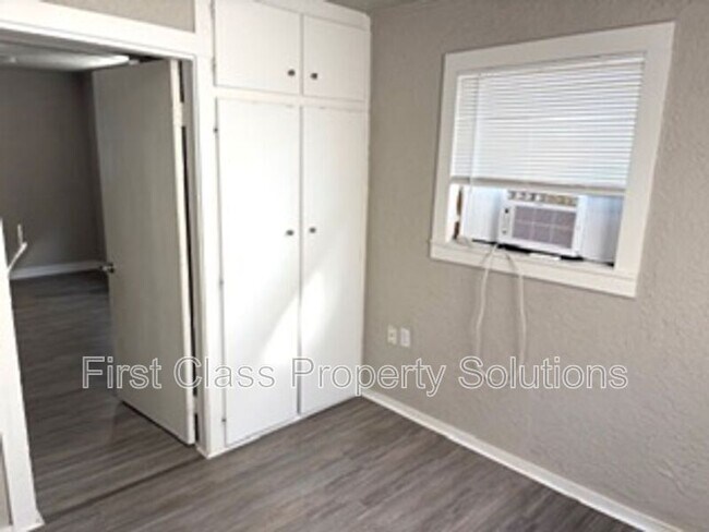 Building Photo - 404 S Burdick St