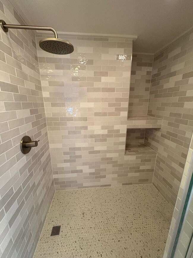 Building Photo - Spacious Three Bedroom Apartment on Calhoun Street