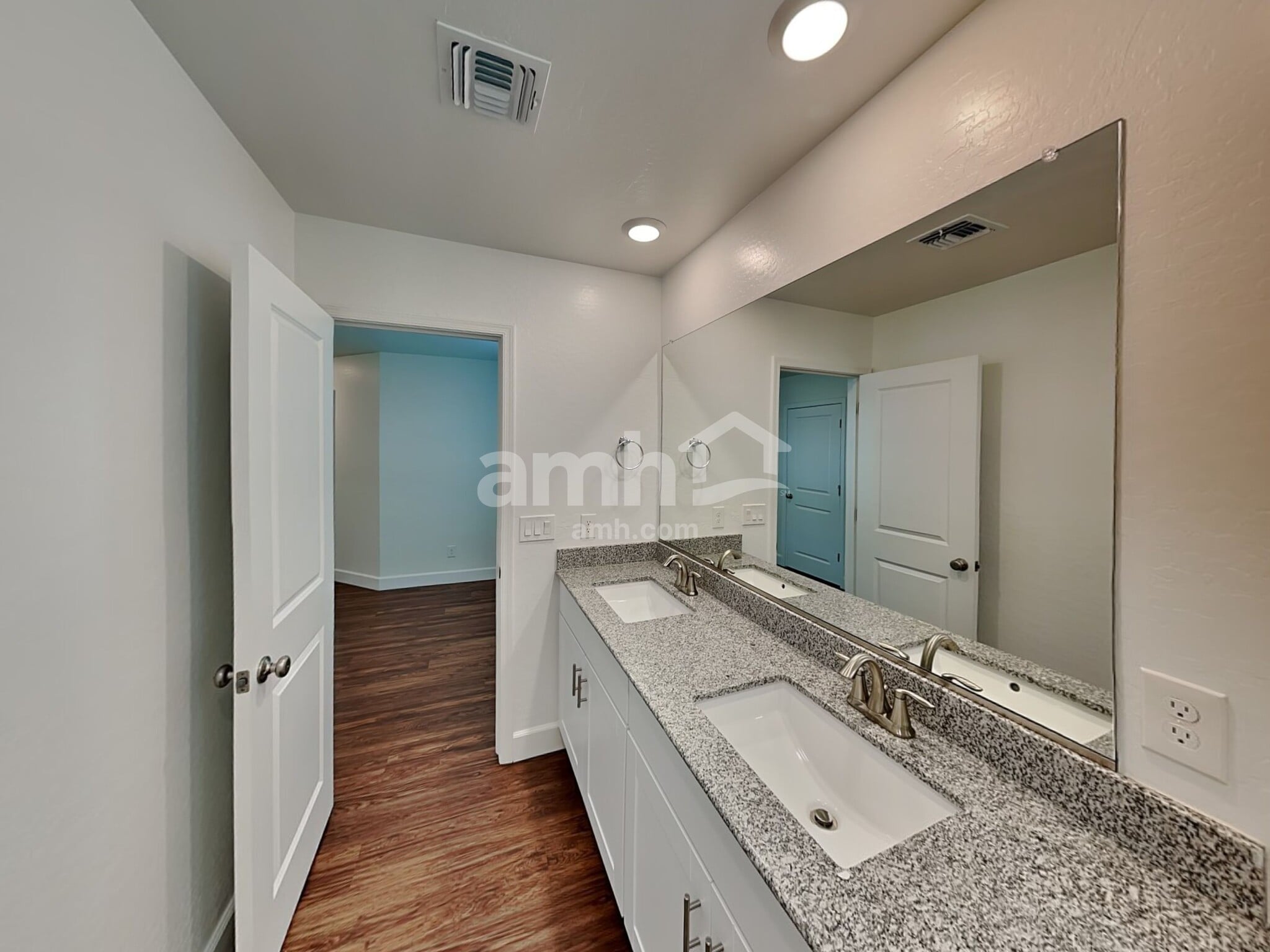 Building Photo - 638 W Hackamore Ave