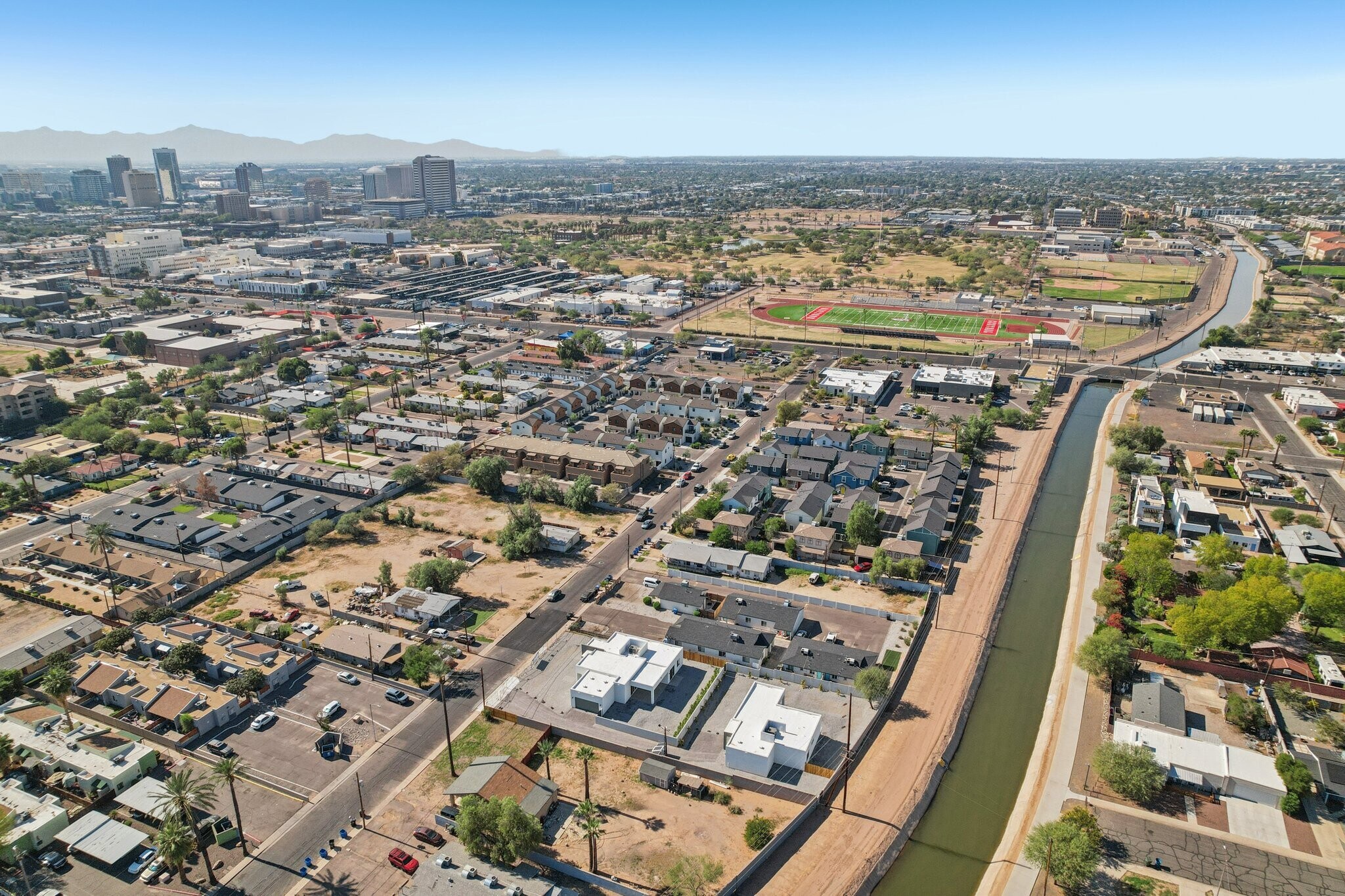 Building Photo - 910 E Roma Ave