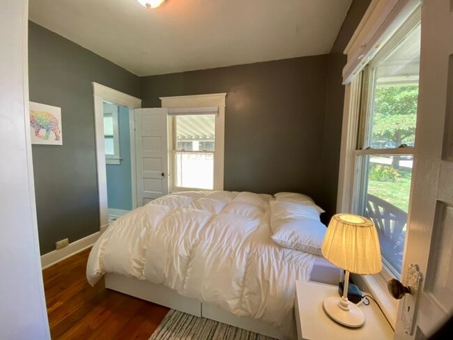 Building Photo - Two Bed Two Bath Home in West Plaza