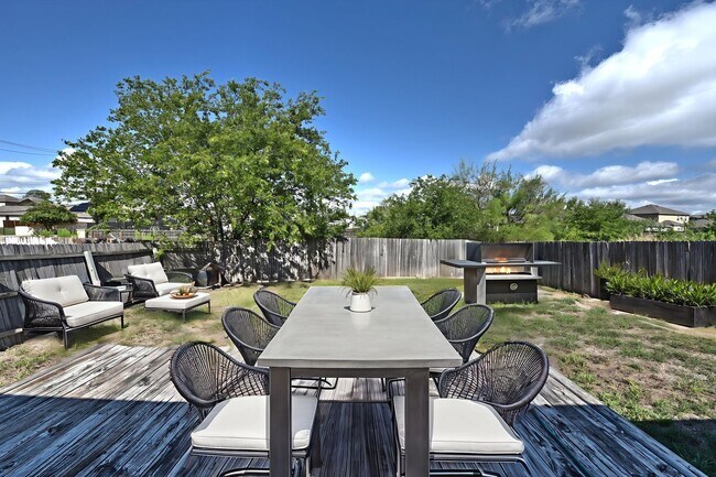 Building Photo - GREAT SINGLE STORY HOME  |  DECK REDONE CL...