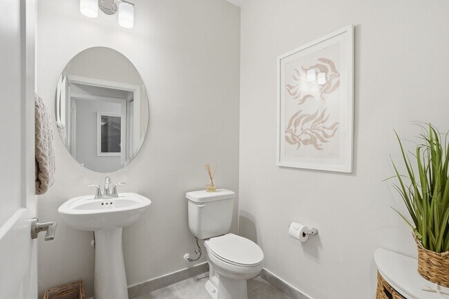 Building Photo - Fully Furnished 3 Bedroom, 3.5 Bath Townhome