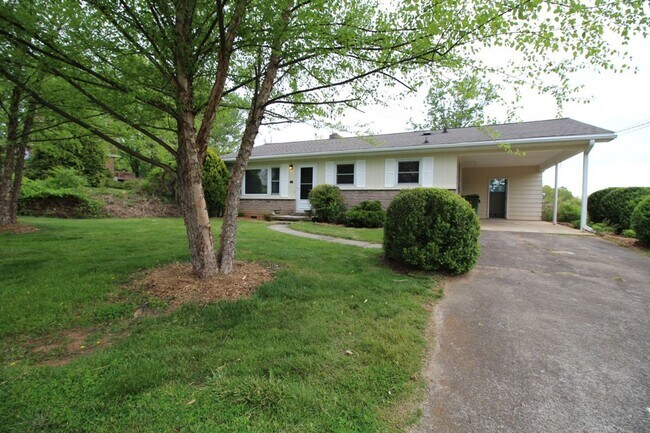 Building Photo - West AVL  - Mountain Views, Garden Space, Beautiful Yard!