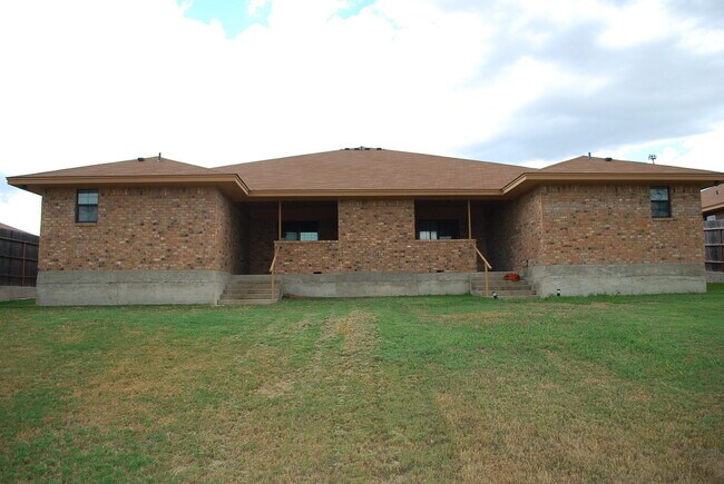 Building Photo - 910 Rebecca Ln