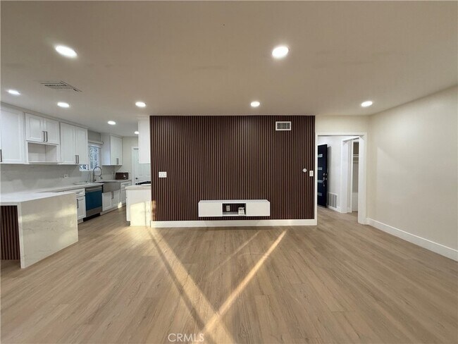 Building Photo - 9123 Woodley Ave