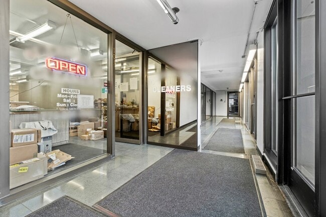 Building Photo - 4343 N Clarendon Ave