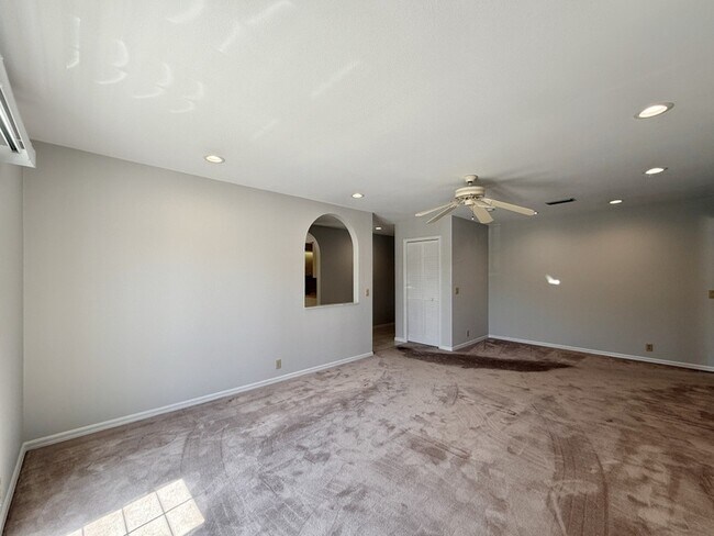 Building Photo - 867 Mandalay Ave