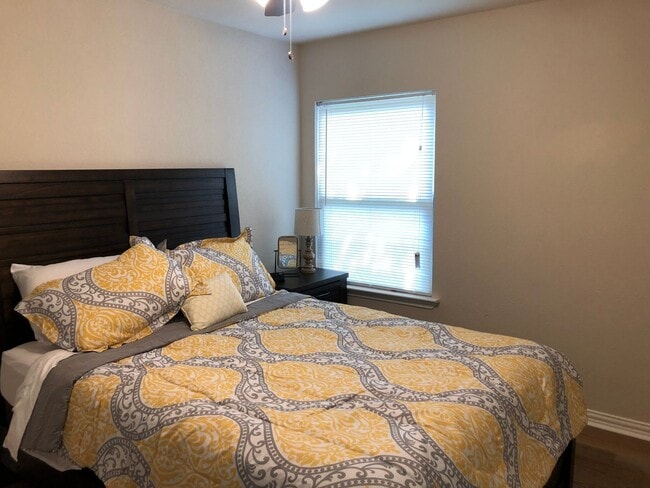 Building Photo - Move in Ready - 3 bedroom 2 bath 1 car garage