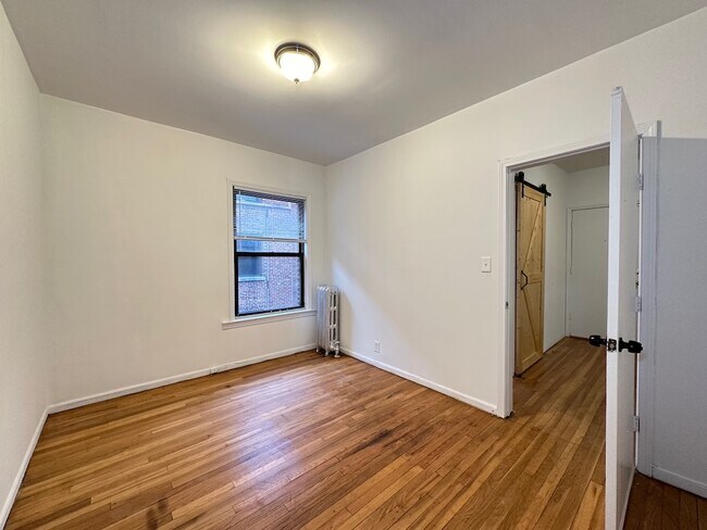 Building Photo - 933 W Sunnyside Ave