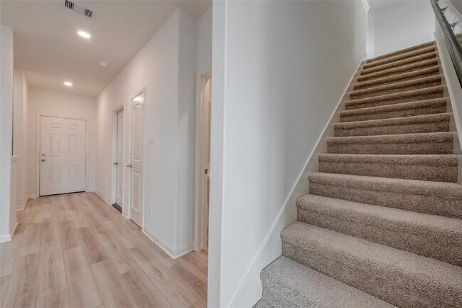 Building Photo - 545 Amberwood Pk Dr