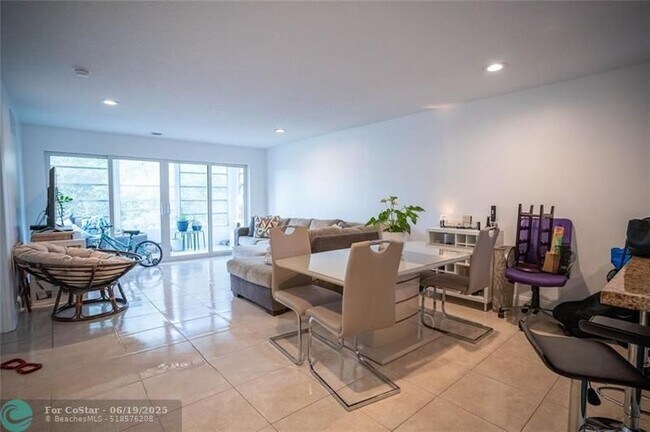 Building Photo - 8421 Lagos De Campo Blvd
