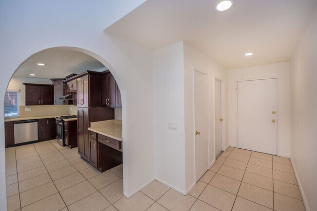Building Photo - Spacious 4 Bedroom Home in Quiet Yorba Linda Neighborhood