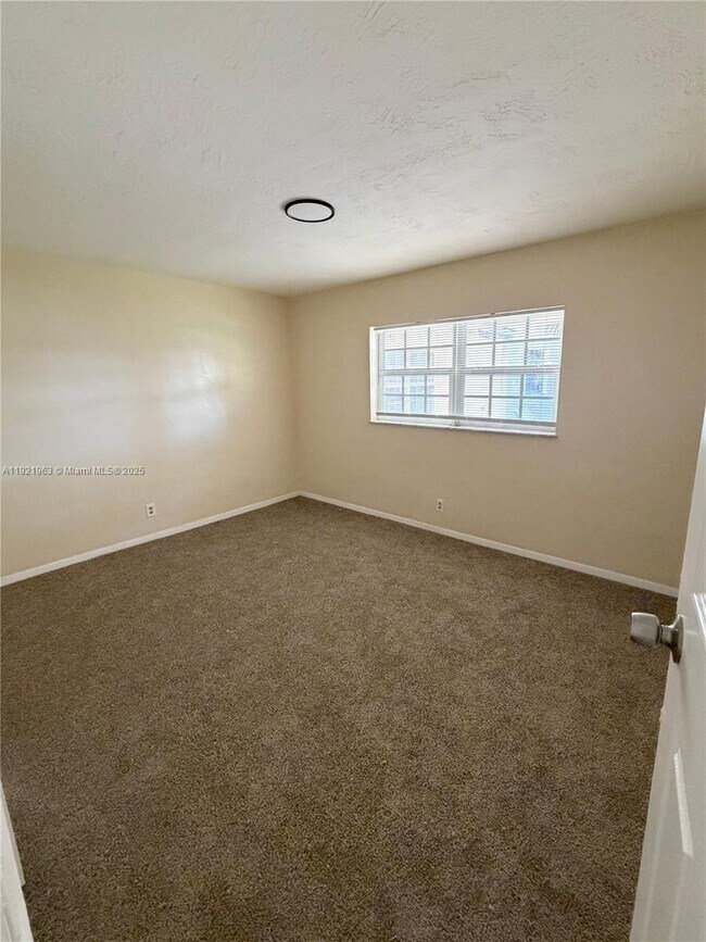 Building Photo - 1320 SW 11th Ave