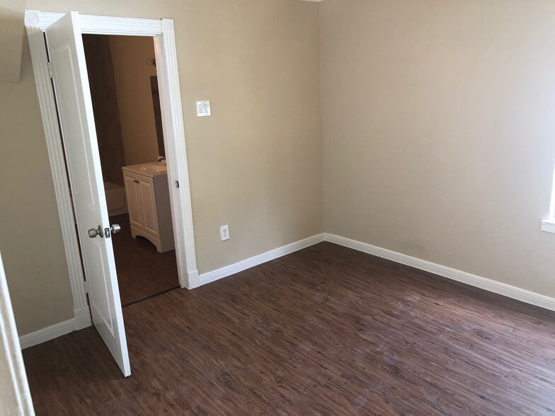 Master bedroom. Dims: 131" X 137". - 5235 Kingsbury St