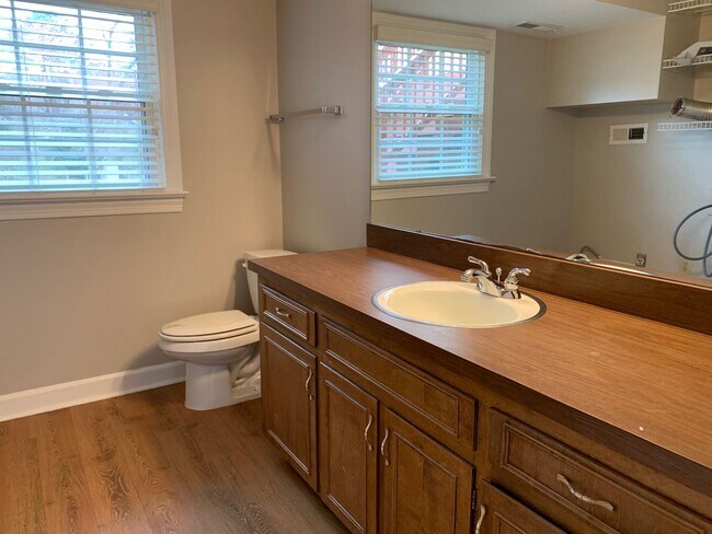 Building Photo - Spacious 4 Bed | 3 Bath Split Level Home i...