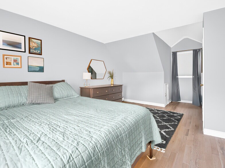 Building Photo - 32 Hamlin Ave