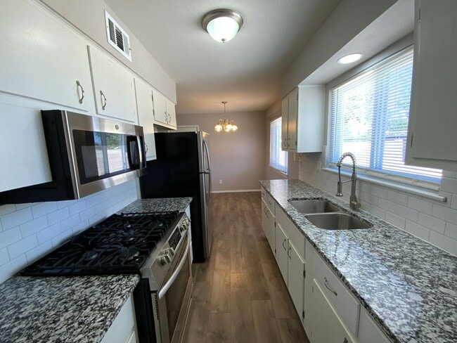 Building Photo - 3 Bedroom Single Story Home Available Near...