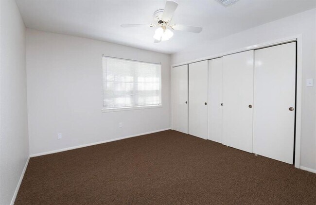 Building Photo - 7950 Grove Ridge Dr