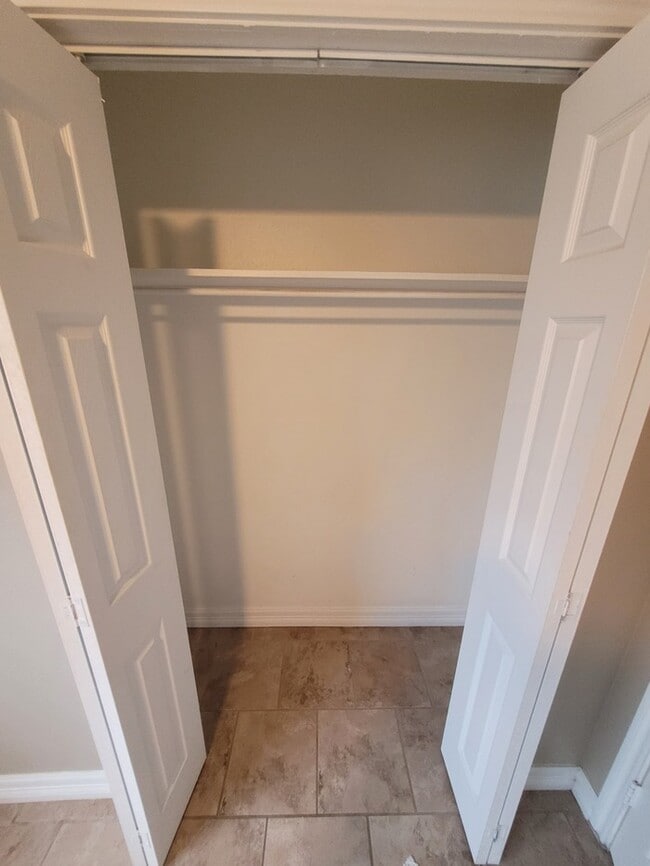 Building Photo - 3 bed 2 bath with large backyard!