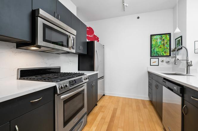 Building Photo - 8 E Randolph St