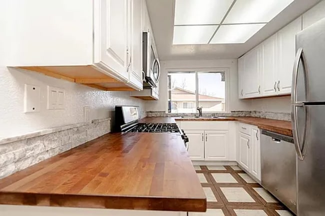 Building Photo - Charming 2-Bedroom Apartment with Updated ...